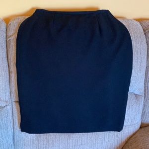Chaus black crepe pencil skirt sz4 fully lined w back vent and zipper